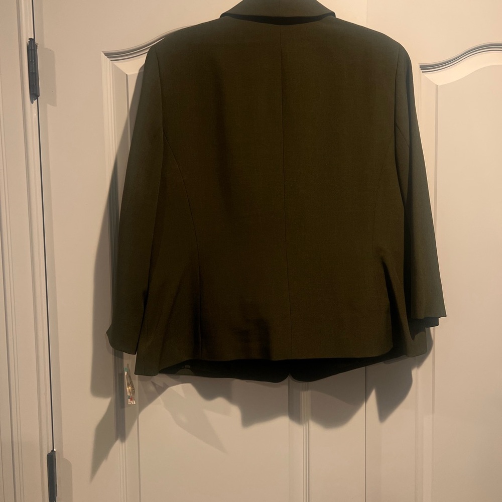 Kasper Women's 2pc Dark Green Pant Suit - Picture 5 of 10
